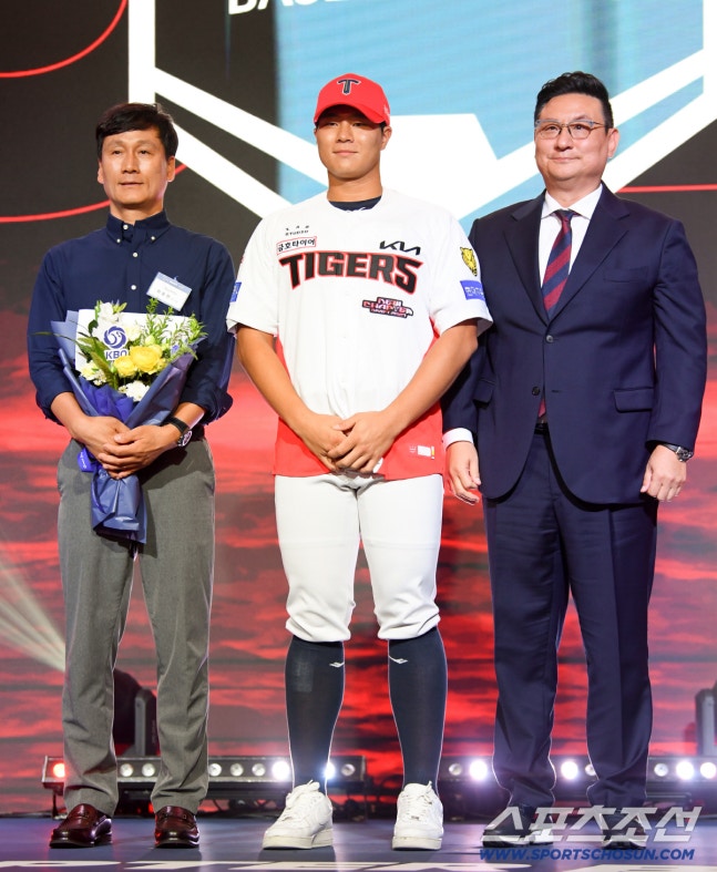 2027 KBO 신인 드래프트가 21일 서울 송파구 롯데호텔 월드 크리스탈볼룸에서 열렸다. KIA에 1라운드 지명된 경남고 이호민이 심재학 단장과 기념촬영을 하고 있다. 잠실=박재만 기자 pjm@sportschosun.com/2026.09.21/