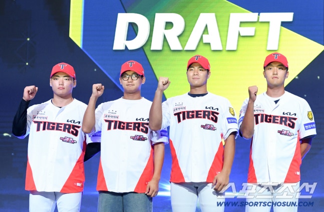 2027 KBO 신인 드래프트가 21일 서울 송파구 롯데호텔 월드 크리스탈볼룸에서 열렸다. KIA에 지명된 선수들이 기념촬영을 하고 있다. 잠실=박재만 기자 pjm@sportschosun.com/2026.09.21/