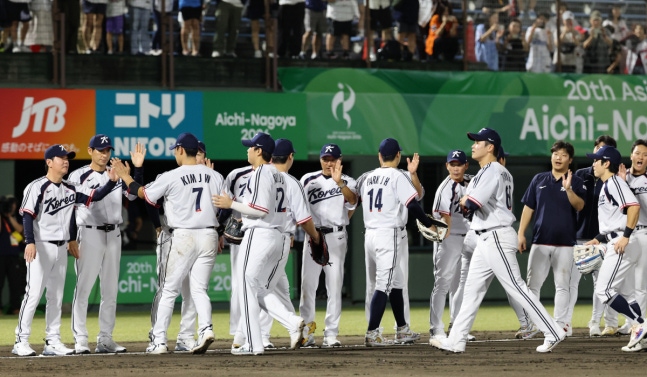 5-0 완승 (오카자키[일본]=연합뉴스) 이동해 기자 = 21일 일본 아이치현 오카자키 중앙종합공원야구장에서 열린 2026 아이치·나고야 아시안게임 야구 B조 조별리그 1차전 대한민국과 대만의 경기. 5-0으로 승리한 대한민국 선수들이 류지현 감독과 하이파이브를 하고 있다. 2026.9.21 eastsea@yna.co.kr(끝)