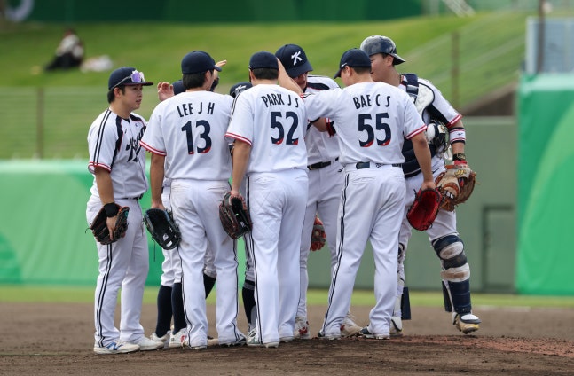 18-1 콜드게임 승 거둔 한국 (오카자키[일본]=연합뉴스) 김성민 기자 = 23일 일본 아이치현 오카자키 중앙종합공원야구장에서 열린 2026 아이치·나고야 아시안게임 야구 B조 조별리그 3차전 대한민국과 태국의 경기. 18-1 대승을 거둔 한국 선수들이 서로를 격려하고 있다. 2026.9.23 ksm7976@yna.co.kr(끝)