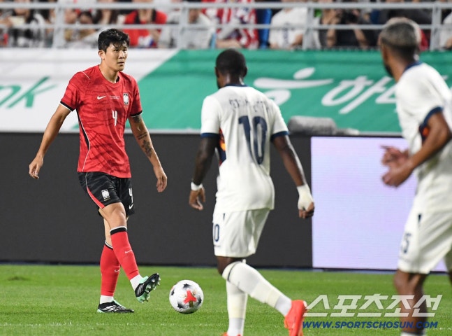 24일 수원월드컵경기장에서 열린 대한민국 축구대표팀과 에콰도르의 친선 경기. 동료들 바라보는 김민재. 수원=송정헌 기자songs@sportschosun.com/2026.09.24/