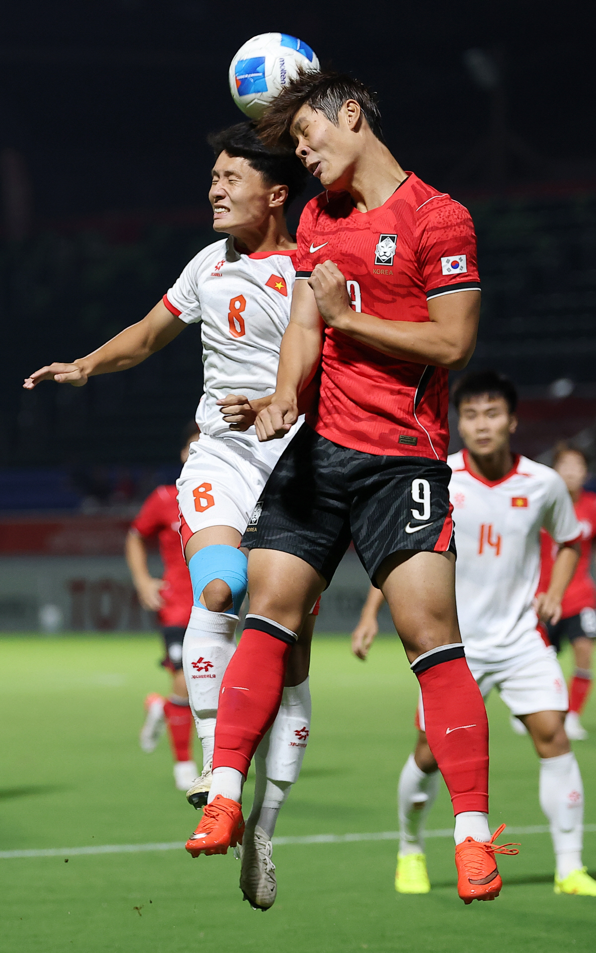 '이래서 기다렸다!' <b>이영준</b> 환상 <b>헤더</b>골…韓, 베트남 상대로 1-0 리드 중...