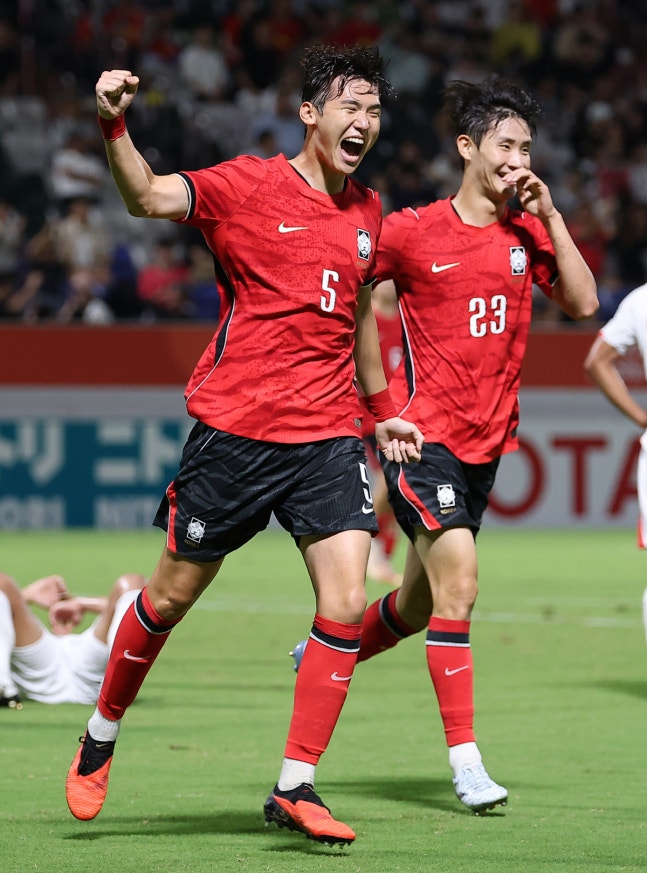 추가골 넣은 한국 김지수 (나고야=연합뉴스) 김성민 기자 = 25일 일본 나고야 미즈호 공원 럭비경기장에서 열린 2026 아이치·나고야 아시안게임 남자 축구 8강 한국과 베트남의 경기. 한국 김지수가 후반전 추가골을 넣고 기뻐하고 있다. 2026.9.25 ksm7976@yna.co.kr(끝)