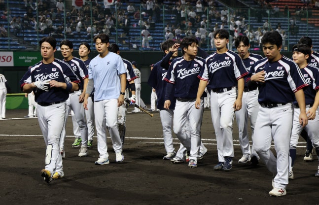 야구 한일전 0-5 패 (도요하시[일본]=연합뉴스) 임화영 기자 = 25일 일본 아이치현 도요하시 시민구장에서 열린 2026 아이치·나고야 아시안게임 야구 슈퍼라운드 한국과 일본의 경기에서 0-5로 패한 한국 선수들이 아쉬운 표정을 보이고 있다. 2026.9.25 hwayoung7@yna.co.kr(끝)