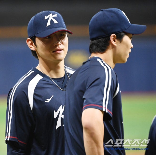16일 고척스카이돔에서 열린 2026 아이치-나고야 아시안게임 야구대표팀의 공식 훈련. 김도영과 박재현이 주루 훈련 중 이야기를 하고 있다. 고척=허상욱 기자wook@sportschosun.com/2026.09.16/