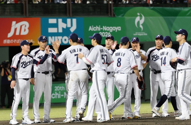 5-0 완승 (오카자키[일본]=연합뉴스) 이동해 기자 = 21일 일본 아이치현 오카자키 중앙종합공원야구장에서 열린 2026 아이치·나고야 아시안게임 야구 B조 조별리그 1차전 대한민국과 대만의 경기. 5-0으로 승리한 대한민국 선수들이 류지현 감독과 하이파이브를 하고 있다. 2026.9.21 eastsea@yna.co.kr(끝)