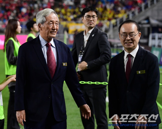24일 수원월드컵경기장에서 열린 대한민국 축구대표팀과 에콰도르의 친선 경기. 정몽준 명예회장과 이용수 이사. 수원=송정헌 기자songs@sportschosun.com/2026.09.24/