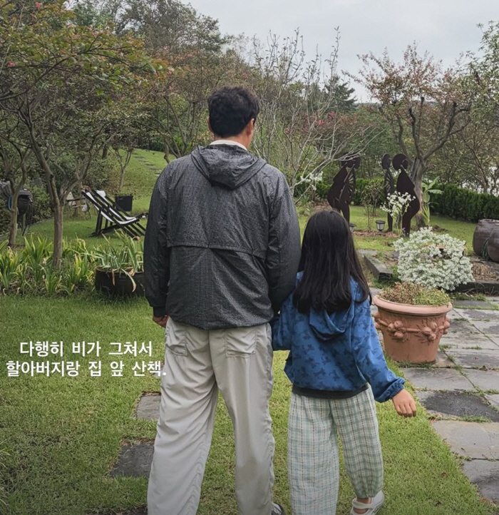 뒷모습만 보면 20대...74세 <b>차범근</b>, 손녀 손 잡고 포착된 놀라운 피지컬