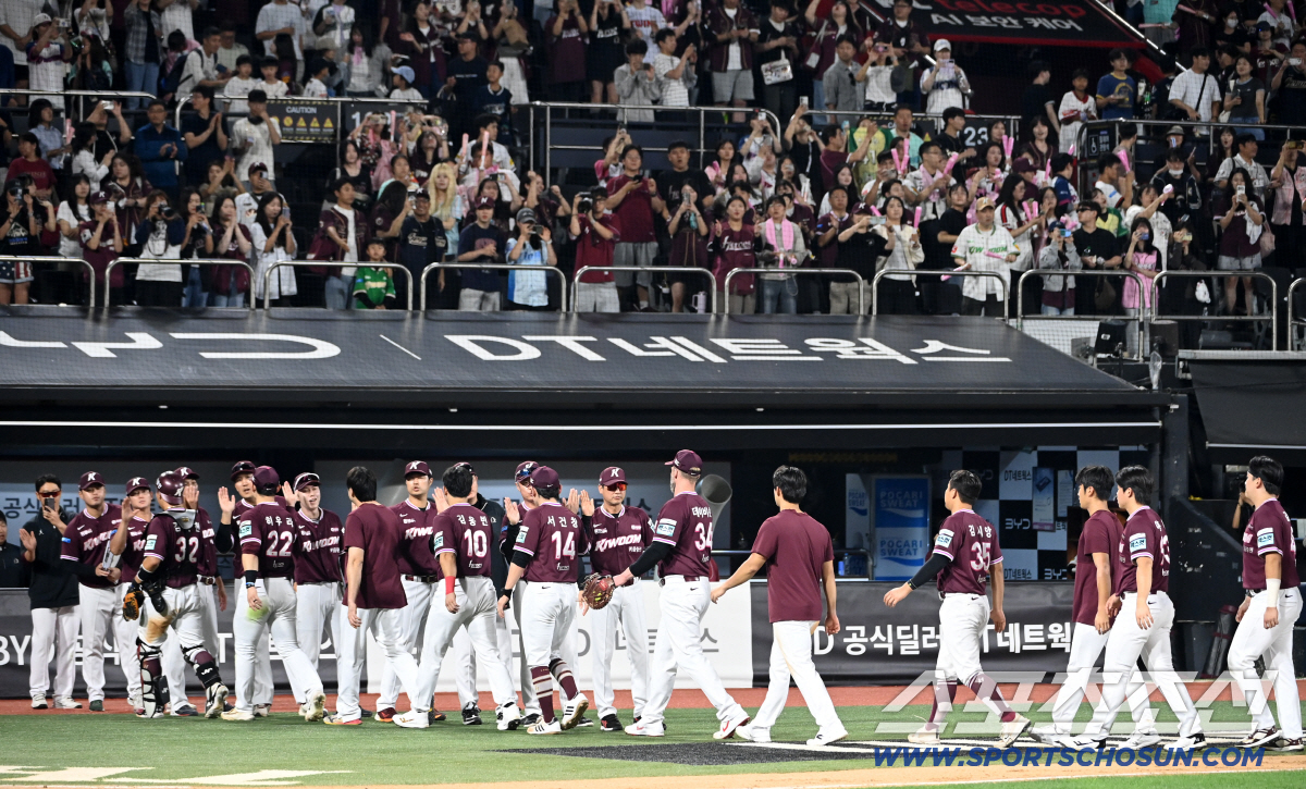 [포토] 원정팬과 승리 기쁨 나누는 <b>키움 히어로즈</b>