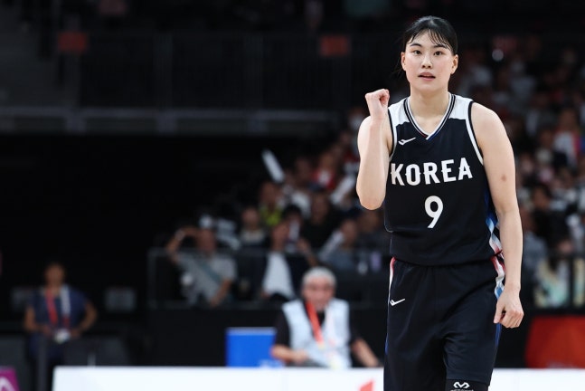 3점 봤지? (나고야=연합뉴스) 윤동진 기자 = 26일 일본 나고야 아이치 인터내셔널 아레나에서 열린 2026 아이치·나고야 아시안게임 여자 농구 한국 대 일본 결승. 한국 이소희가 3점을 넣은 뒤 주먹을 쥐어보이고 있다. 2026.9.26 mon@yna.co.kr(끝)