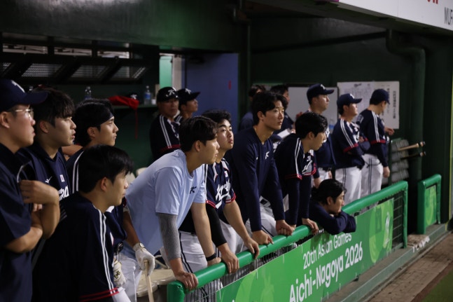 침울한 한국 (도요하시[일본]=연합뉴스) 임화영 기자 = 25일 일본 아이치현 도요하시 시민구장에서 열린 2026 아이치·나고야 아시안게임 야구 슈퍼라운드 한국과 일본의 경기. 8회말 0-5로 지고있는 상황에서 한국 선수들이 어두운 표정을 보이고 있다. 2026.9.25 hwayoung7@yna.co.kr(끝)