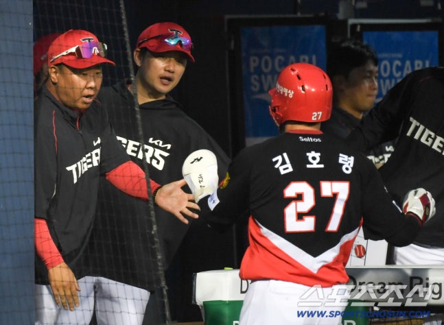 23일 잠실구장에서 열린 두산과 KIA의 경기. KIA 이범호 감독이 득점한 김호령을 반기고 있다. 잠실=박재만 기자 pjm@sportschosun.com/2026.09.23/