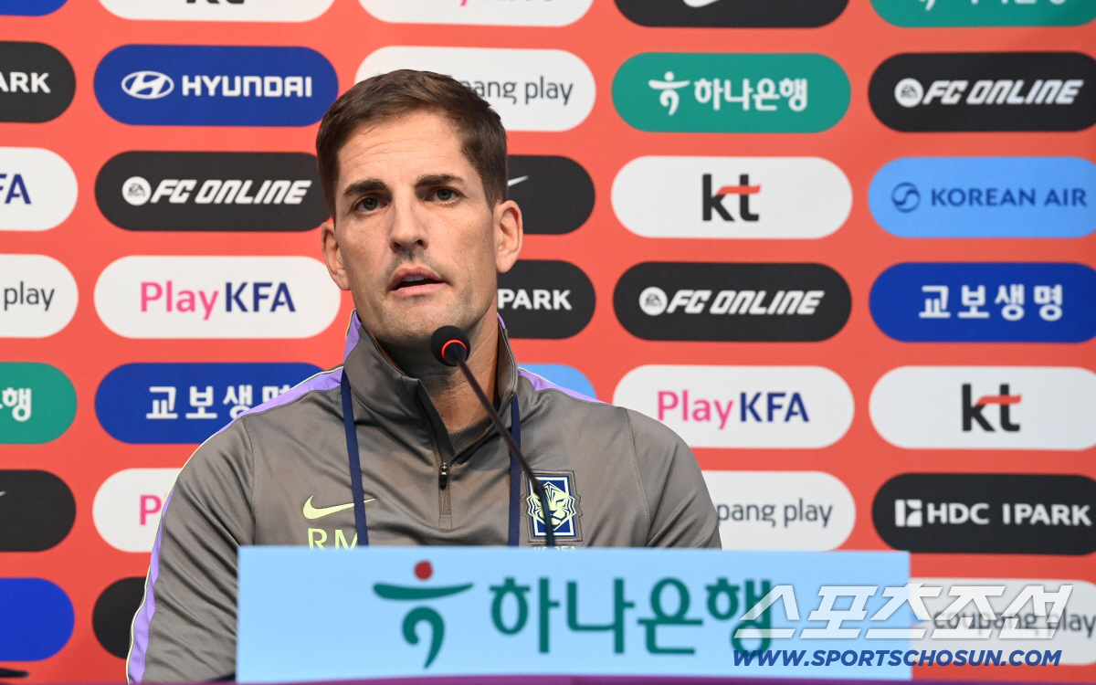 [포토] <b>기자회견</b> 나선 <b>모레노 감독</b>
