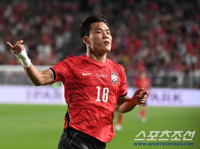 24일 수원월드컵경기장에서 열린 대한민국 축구대표팀과 에콰도르의 친선 경기. 후반전 오현규가 선취골을 성공시켰다. 동료들을 향해 달려가고 있는 오현규. 수원=송정헌 기자songs@sportschosun.com/2026.09.24/