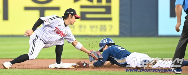 27일 잠실야구장에서 열린 NC와 LG의 경기. 1회초 1사 1루 블레인 타석때 1루주자 박민우가 2루 도루를 성공하고 있다. 잠실=허상욱 기자wook@sportschosun.com/2026.08.27/