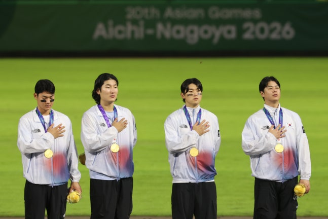 야구 5연패 국기에 경례 (도요하시[일본]=연합뉴스) 한종찬 기자 = 27일 일본 아이치현 도요하시 시민구장에서 열린 2026 아이치·나고야 아시안게임 야구 결승에서 금메달을 차지한 대한민국 대표선수들이 시상대에 올라 국기에 경례를 하고 있다. 2026.9.27 saba@yna.co.kr(끝)