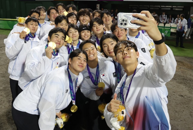 소중한 순간엔 셀카 (도요하시[일본]=연합뉴스) 김동민 기자 = 27일 일본 아이치현 도요하시 시민구장에서 열린 2026 아이치·나고야 아시안게임 야구 결승에서 금메달을 차지한 대한민국 대표선수들이 메달을 목에 걸고 셀카를 찍고 있다. 2026.9.27 image@yna.co.kr(끝)