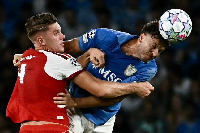 Arsenal's Swedish forward #14 Viktor Gyokeres (L) and Napoli's Kosovo defender #13 Amir Rrahmani fight for the ball during the UEFA Champions League - League Phase, Matchday 1 - football match between Napoli and Arsenal at the Stadio Diego Armando Maradona in Naples on September 9, 2026. (Photo by F