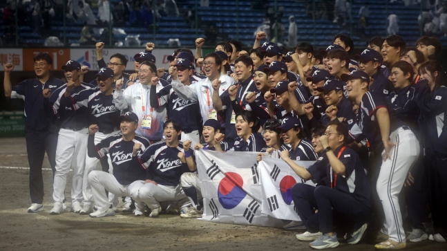 2026 AG 야구 금메달 주역 (도요하시[일본]=연합뉴스) 김동민 기자 = 27일 일본 아이치현 도요하시 시민구장에서 열린 2026 아이치·나고야 아시안게임 야구 결승에서 금메달을 차지한 대한민국 대표선수들이 최휘영 문화체육관광부 장관, 허구연 한국야구위원회 (KBO) 총재 등과 기념 촬영을 하고 있다. 2026.9.28