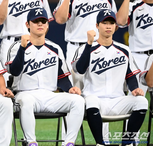 15일 고척스카이돔에서 열린 2026 아이치-나고야 아시안게임 야구대표팀의 공식 훈련. 단체 사진 촬영에 나선 김도영과 박재현이 파이팅을 외치고 있다. 고척=허상욱 기자wook@sportschosun.com/2026.09.15/