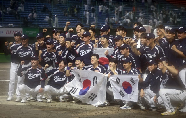 한국 야구, 일본서 웃었다 (도요하시[일본]=연합뉴스) 김동민 기자 = 27일 일본 아이치현 도요하시 시민구장에서 열린 2026 아이치·나고야 아시안게임 야구 결승에서 금메달을 차지한 대한민국 대표선수들이 기념촬영을 하고 있다. 2026.9.27 image@yna.co.kr(끝)