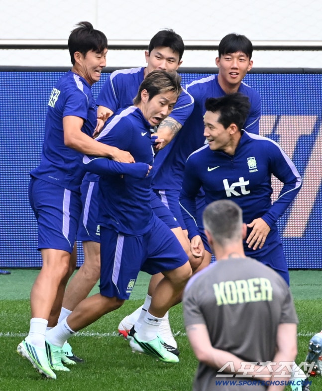 우루과이와의 평가전을 하루 앞둔 27일 대한민국 축구대표팀이 서울월드컵경기장에서 훈련을 가졌다. 손흥민과 이강인이 훈련을 펼치고 있다. 상암=허상욱 기자wook@sportschosun.com/2026.09.27/