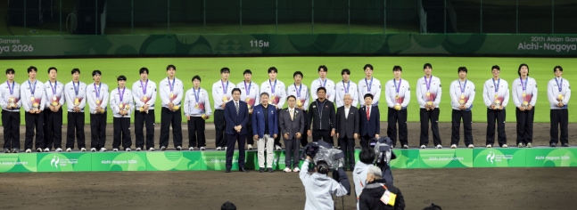 영광의 얼굴들 (도요하시[일본]=연합뉴스) 한종찬 기자 = 27일 일본 아이치현 도요하시 시민구장에서 열린 2026 아이치·나고야 아시안게임 야구 시상식에서 금메달을 차지한 대한민국 선수들이 기념촬영을 하고 있다. 2026.9.27 saba@yna.co.kr(끝)