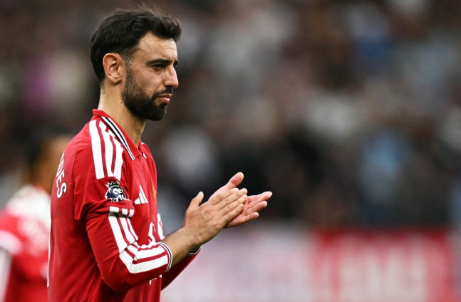 Manchester United's Portuguese midfielder #08 Bruno Fernandes claps supporters afer during the English Premier League football match between Manchester United and Manchester City at Old Trafford in Manchester, north west England, on September 13, 2026. (Photo by Paul ELLIS / AFP) / RESTRICTED TO EDI