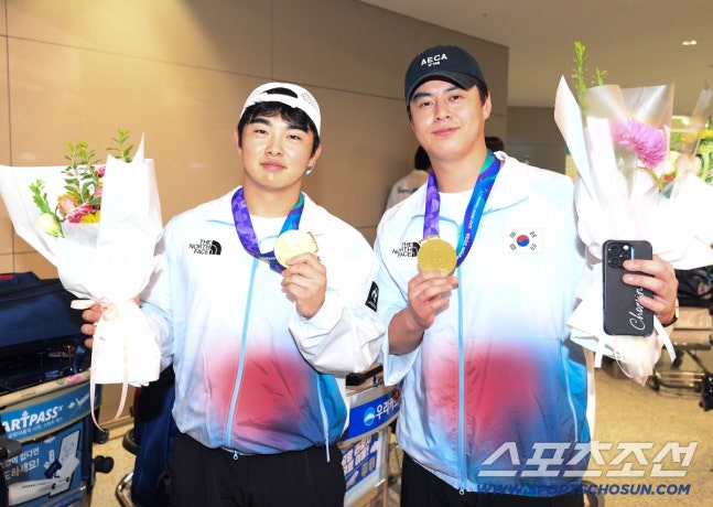 2026 아이치-나고야 아시안게임에서 금메달을 딴 대한민국 야구대표팀이 28일 오후 인천국제공항을 통해 귀국했다. 노시환과 문현빈이 금메달을 들어보이고 있다. 인천공항=정재근 기자 cjg@sportschosun.com/2026.9.28/