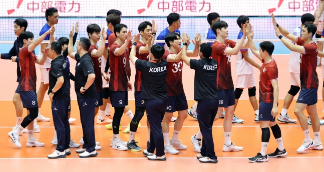 한국 남자 배구, 필리핀 상대 3-0 셧아웃 완파 (고마키[일본]=연합뉴스) 이동해 기자 = 27일 일본 아이치현 파크 아레나 고마키에서 열린 2026 아이치·나고야 아시안게임 남자 배구 예선 대한민국과 필리핀의 경기. 3-0 셧아웃 승리를 거둔 한국 대표팀 선수들이 기뻐하고 있다. 2026.9.27 eastsea@yna.co.kr(끝)