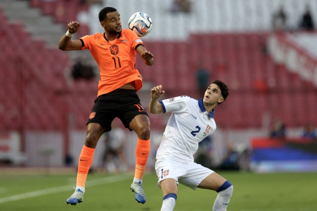 epa13266656 Cody Gakpo (L) of Netherlands and Kosta Nedeljkovic (R) of Serbia in action during the UEFA Nations League soccer match between Serbia and Netherlands in Belgrade, Serbia, 27 September 2026. EPA/ANDREJ CUKIC