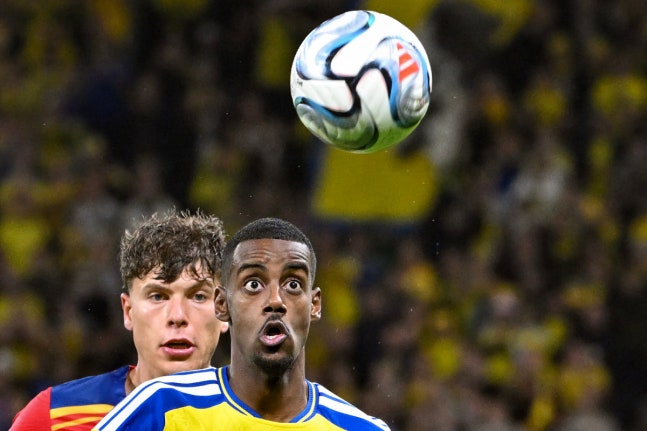 Sweden's forward #09 Alexander Isak eyes the ball during the UEFA Nations League Group B4 football match between Sweden and Romania in Solna, Sweden on September 25, 2026. (Photo by Jonathan Nackstrand / AFP)