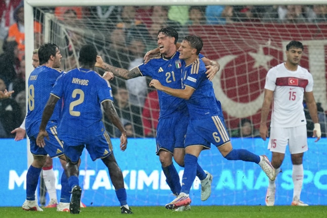 epa13269352 Alessandro Bastoni (C) of Italy celebrates with teammates after scoring the 0-1 lead during the UEFA Nations League soccer match between Turkey and Italy in Bursa, Turkey, 28 September 2026. EPA/STRINGER