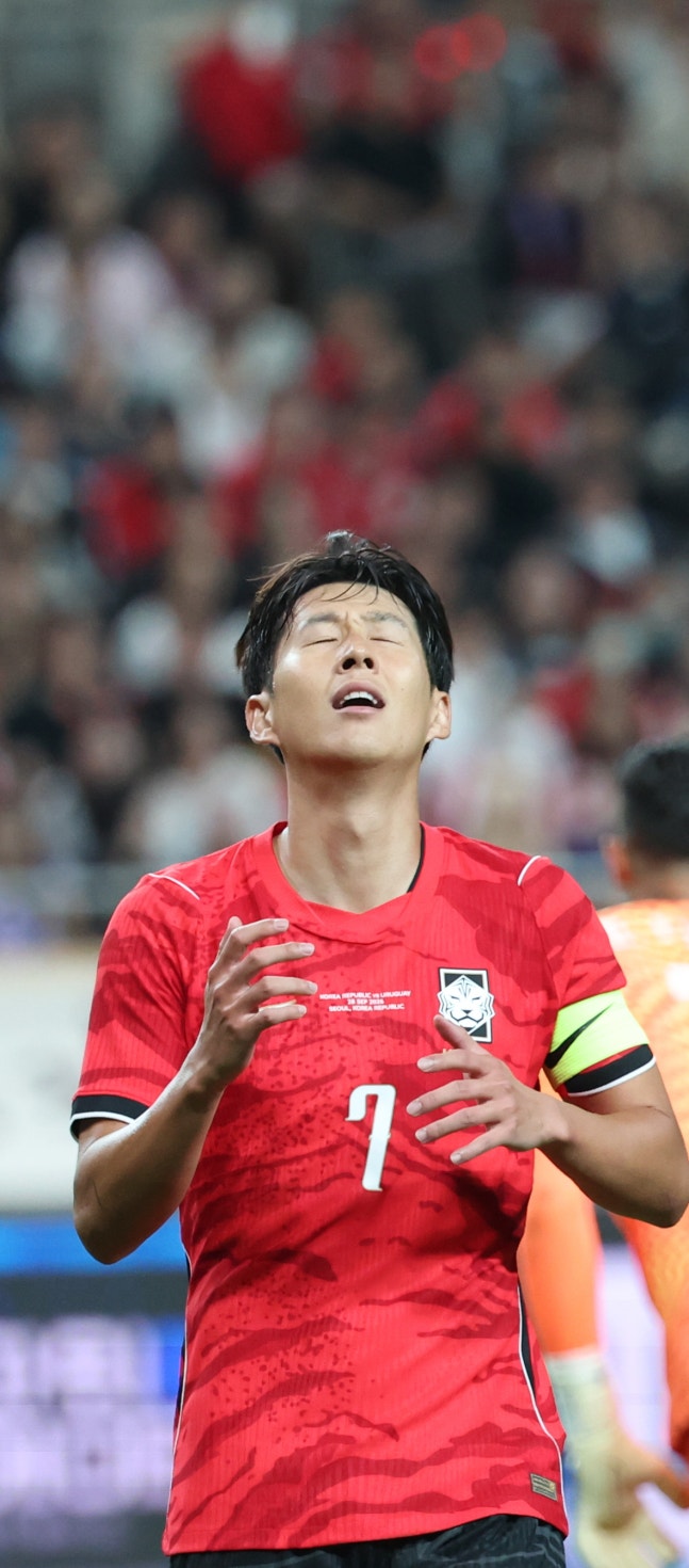 아쉬운 손흥민 (서울=연합뉴스) 신준희 기자 = 28일 서울월드컵경기장에서 열린 축구 대한민국과 우루과이의 평가전. 한국 손흥민이 슛을 한 뒤 아쉬워하고 있다. 2026.9.28 hama@yna.co.kr(끝)