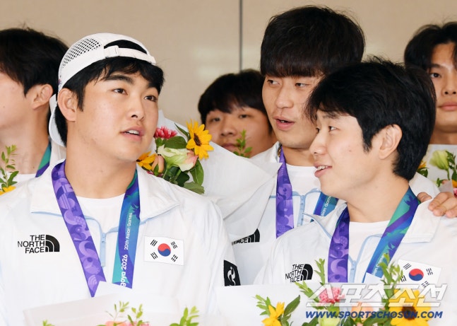 2026 아이치-나고야 아시안게임에서 금메달을 딴 대한민국 야구대표팀이 28일 오후 인천국제공항을 통해 귀국했다. 문현빈과 김지찬이 미소짓고 있다. 인천공항=정재근 기자 cjg@sportschosun.com/2026.9.28/