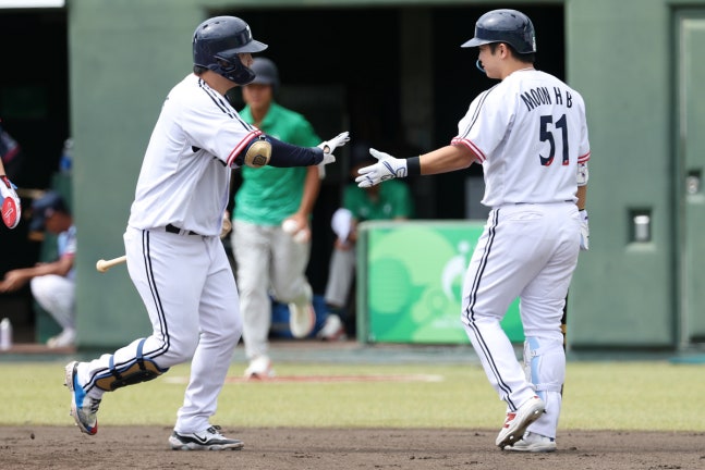2점 홈런, 앞서가는 한국 (오카자키[일본]=연합뉴스) 김성민 기자 = 23일 일본 아이치현 오카자키 중앙종합공원야구장에서 열린 2026 아이치·나고야 아시안게임 야구 B조 조별리그 3차전 대한민국과 태국의 경기. 1회초 2사 주자 2루 한국 문보경이 2점 홈런을 치고 문현빈의 격려를 받고 있다. 2026.9.23 ksm7976@yna.co.kr(끝)