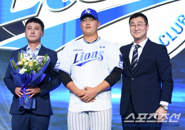2027 KBO 신인 드래프트가 21일 서울 송파구 롯데호텔 월드 크리스탈볼룸에서 열렸다. 삼성에 1라운드 지명된 광주진흥고 김민훈이 이종열 단장과 기념촬영을 하고 있다. 잠실=박재만 기자 pjm@sportschosun.com/2026.09.21/