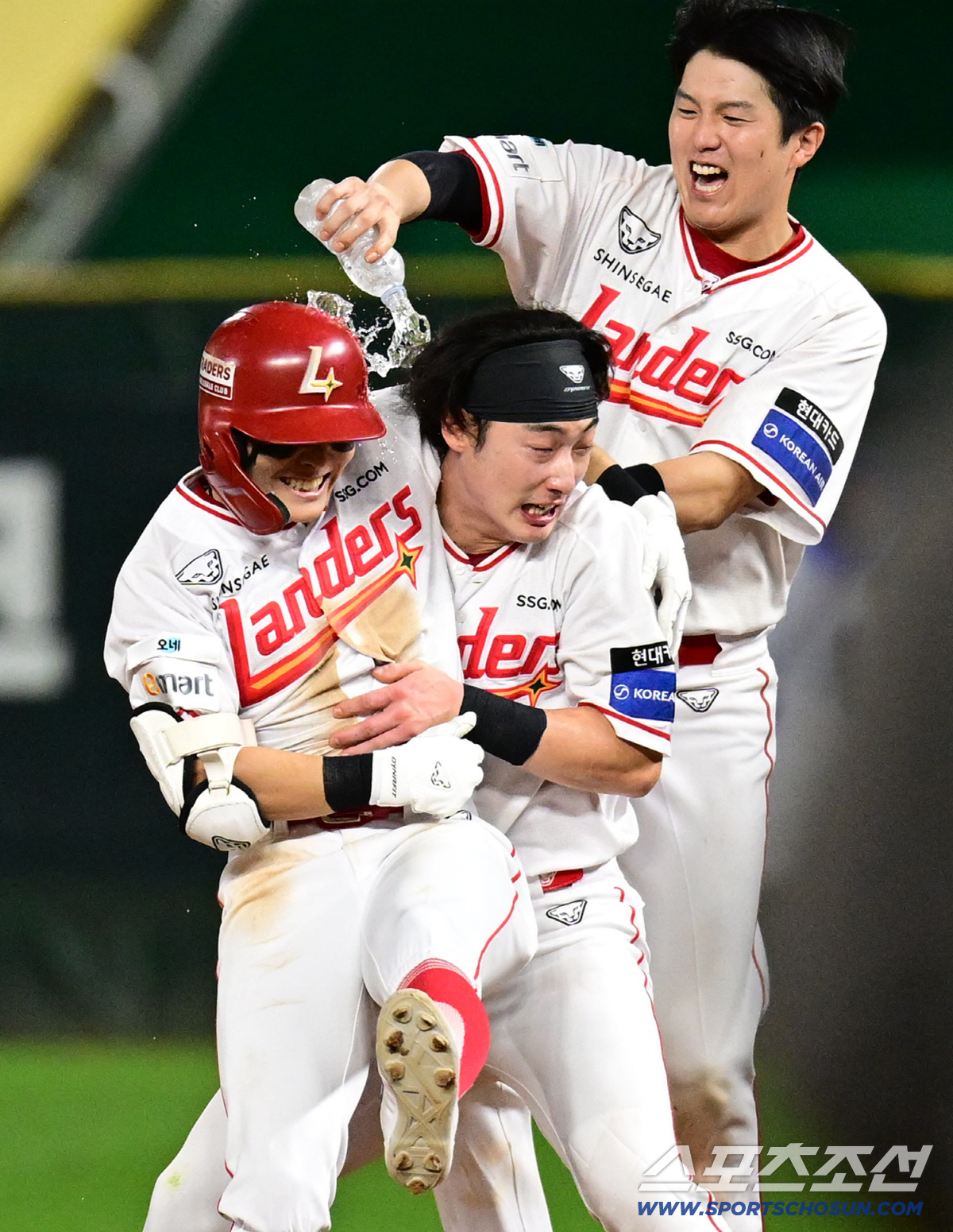 0-3→9회 4-3 大역전"…'정준재 <b>끝내기</b> 안타' <b>SSG</b>, LG에 악몽 선사하다 [...