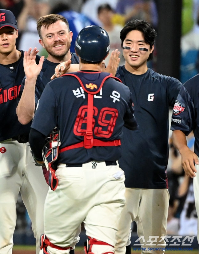 3일 대구 삼성라이온즈파크에서 열린 롯데와 삼성의 경기. 롯데가 3대2로 승리했다. 승리의 기쁨을 나누는 롯데 비슬리, 손성빈, 박건우의 모습. 대구=허상욱 기자wook@sportschosun.com/2026.09.03/