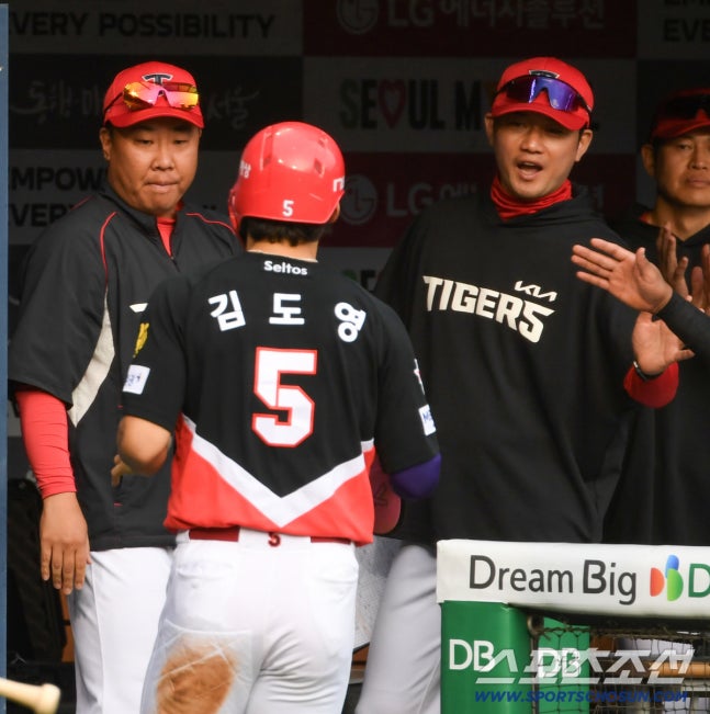 3일 잠실구장에서 열린 LG와 KIA의 경기. KIA 이범호 감독이 9회 역전 득점한 김도영을 반기고 있다. 잠실=박재만 기자 pjm@sportschosun.com/2026.10.03/