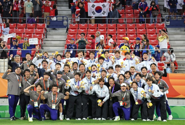 아시안게임 남자축구, 4회 연속 금메달 (도요타[일본]=연합뉴스) 임화영 기자 = 3일 일본 아이치현 도요타 스타디움에서 열린 2026 아이치·나고야 아시안게임 남자 축구 시상식에서 금메달을 획득한 한국 대표팀 선수들이 이민성 감독을 비롯한 코칭 스태프들과 기념촬영을 하고 있다. 2026.10.3 hwayoung7@yna.co.kr(끝)
