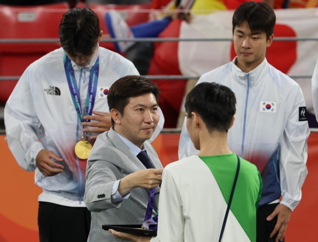 금메달 시상자로 나선 유승민 대한체육회장 (도요타[일본]=연합뉴스) 임화영 기자 = 3일 일본 아이치현 도요타 스타디움에서 열린 2026 아이치·나고야 아시안게임 남자 축구 시상식에서 유승민 대한체육회장이 한국 선수들에게 금메달을 수여하고 있다. 2026.10.4 hwayoung7@yna.co.kr(끝)