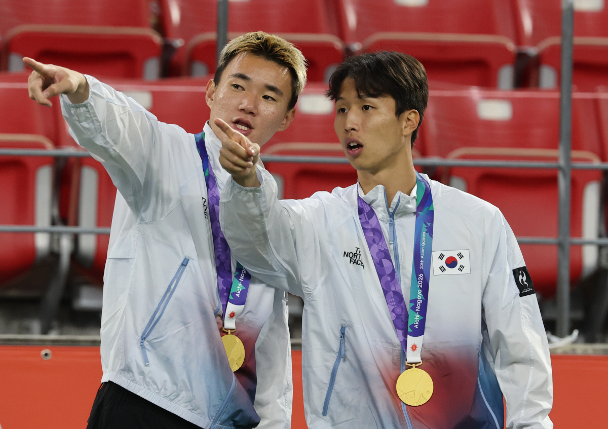 "저것 봐! 태극기가 없어...엄지성 깜놀" 이민성호 4연패 시상식, 사라진...