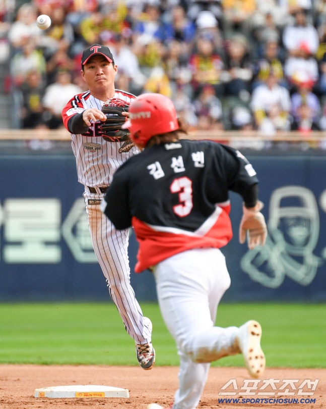 4일 잠실구장에서 열린 LG와 KIA의 경기. 7회초 무사 1루 KIA 대타 황대인 타구를 LG 유격수 오지환이 병살로 연결하고 있다. 잠실=박재만 기자 pjm@sportschosun.com/2026.10.04/