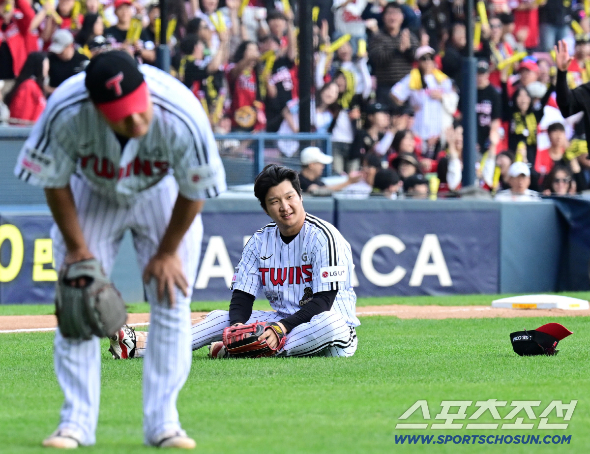 [포토] <b>문보경</b>, 실점 허용하는 허탈한 수비 <b>실책</b>