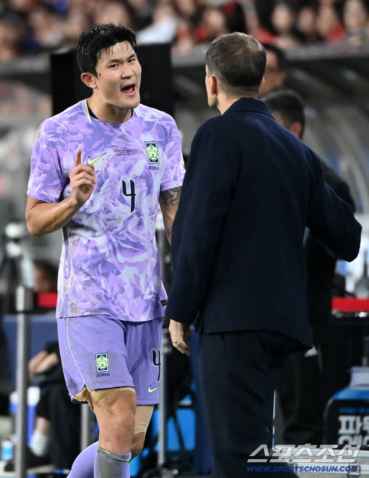 [현장 속보]모레노호 대형변수 발생! '분노의 축구화 패대기' <b>김민재</b>, 이...