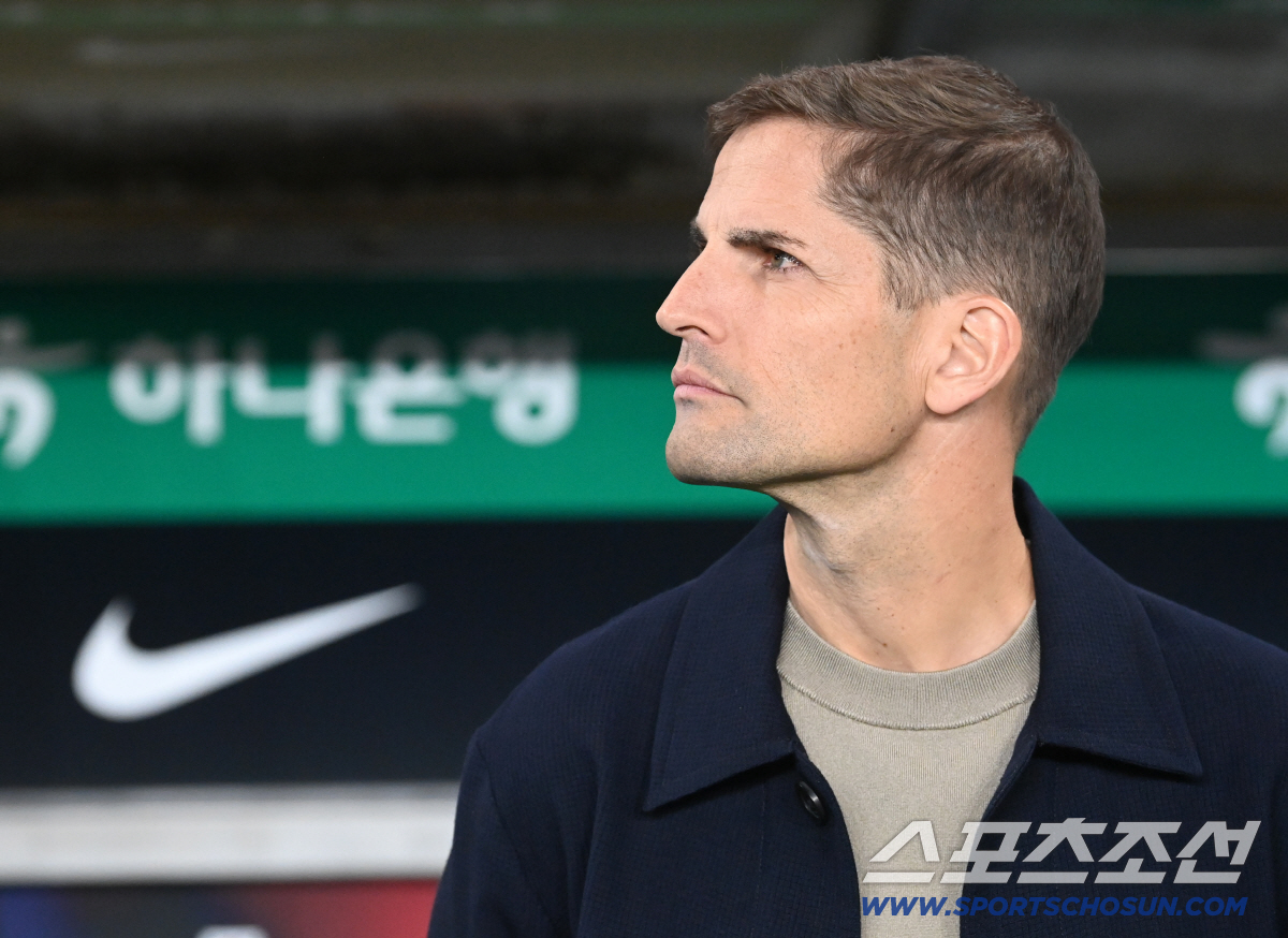 설마 또 추락해? '10계단 폭락' 위기의 <b>한국</b> <b>축구</b>, FIFA 랭킹 32위마저 위...