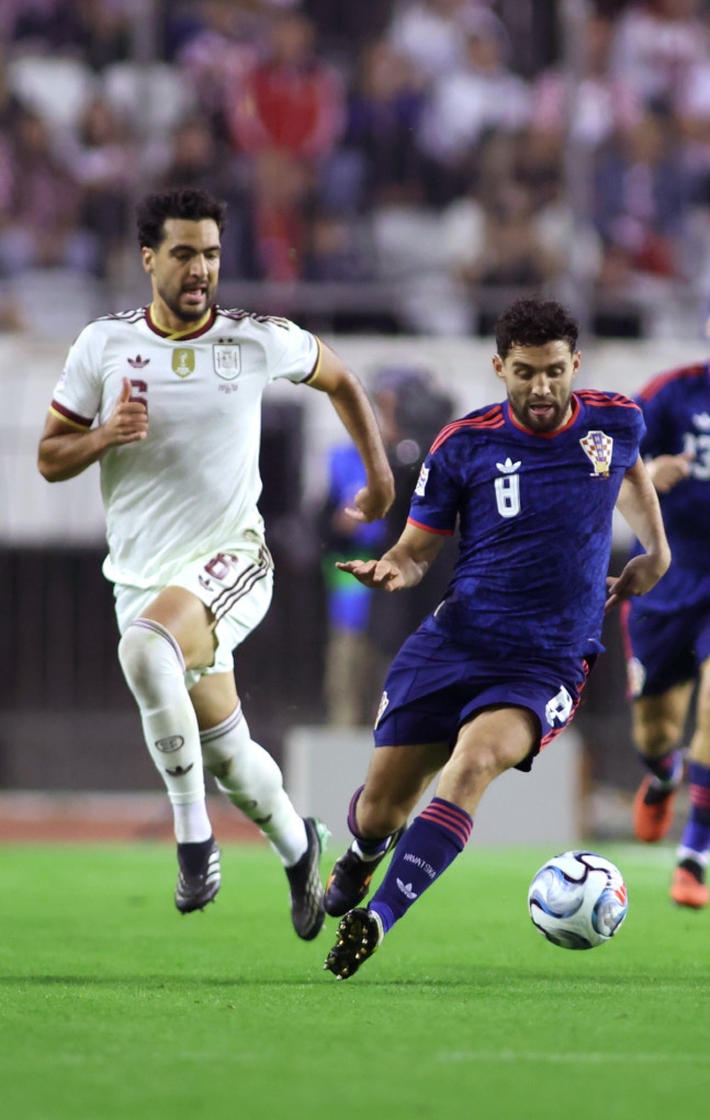 epa13285717 Spain?s Mikel Merino (L) and Croatia's Mateo Kovacic in action during the UEFA Nations League match Croatia against Spain, in Split, Croatia, 06 October 2026. EPA/MAJA PRGOMET