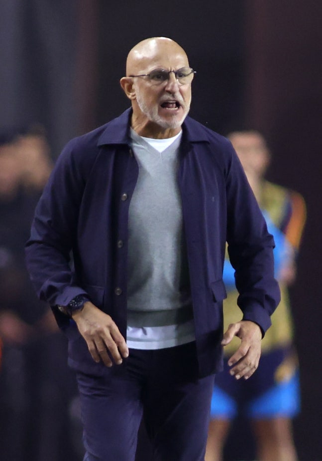 epa13285737 Spain's head coach Luis de la Fuente yells during the UEFA Nations League match Croatia against Spain, in Split, Croatia, 06 October 2026. EPA/MAJA PRGOMET