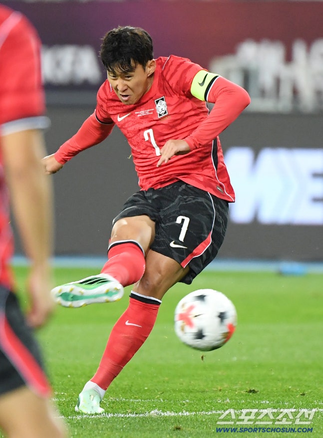 6일 오후 용인미르스타디움에서 열린 대한민국 축구대표팀과 우즈베키스탄의 친선경기. 손흥민이 프리킥 찬스에서 선제골을 넣고 있다. 용인=정재근 기자 cjg@sportschosun.com/2026.10.6/